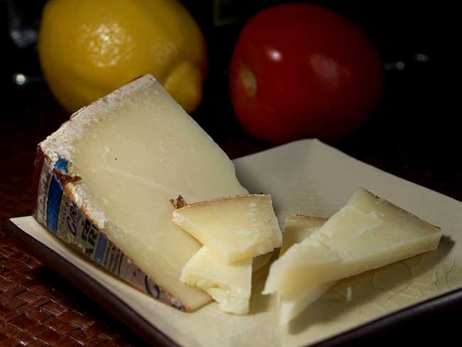 Pecorino sardo.jpg.