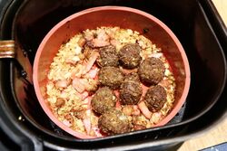 Meatballs, bacon and onions, perfectly cooked together after 15 minutes in the air fryer at 200°C
